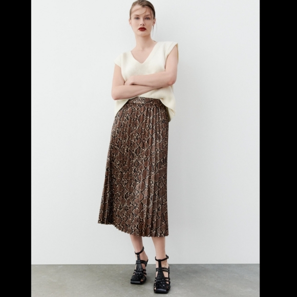 BNWT! Zara Faux Leather Skirt - Picture 4 of 10